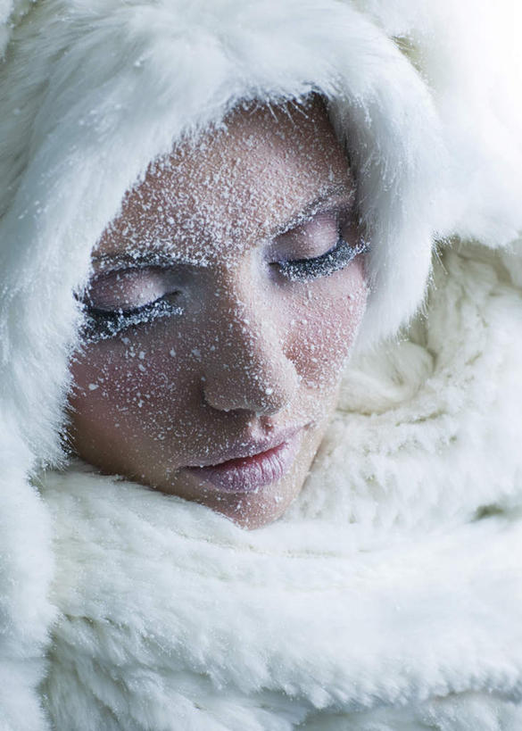 西方人,脸,头,鼻子,嘴,脸颊,睫毛,一个人,闭眼,睡,竖图,俯视,室内,特写,白天,白色背景,雪,大雪,帽子,欧洲,欧洲人,仅一个年轻女性,仅一个女性,仅一个人,覆盖,服装,朦胧,模糊,积雪,雪景,冬季,冬天,肩膀,衣服,温暖,寒冷,摄影,服饰,影棚,羽绒服,保暖,御寒,遮盖,棉帽,严寒,笼罩,笼盖,冬装,年轻女性,女人,女性,白种人,头部,鼻,鼻孔,睫,口,口腔,脸部,脸蛋,面部,眼睫毛,嘴巴,嘴唇,闭眼睛,闭着眼,闭着眼睛,困,困觉,寝息,睡觉,半身,彩图,高角度拍摄,影棚拍摄,拍摄