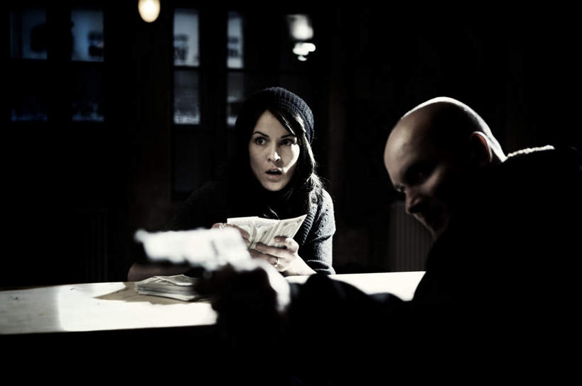 西方人,背部,两个人,伙伴,办公室,坐,横图,室内,夜晚,正面,钱,美元,窗户,家具,落地窗,桌子,帽子,照明,欧洲,欧洲人,一堆,许多,握,堆叠,堆积,壁灯,钱币,办公桌,灯光,美金,扭头,注视,玻璃窗,相视,灯,灯具,观察,看,转头,面对面,握着,钞票,金融,纸币,肮脏,经济,观看,堆,对视,照亮,犯罪,察看,犯法,犯人,照明设备,关注,同伴,相对,流通,囚犯,纸钞,贸易,邋遢,相看,办公家具,棉帽,龌龊,污秽,搭档,监犯,囚徒,罪人,火伴,货币,现金,男人,男性,年轻男性,年轻女性,女人,女性,白种人,坐着,半身,彩图