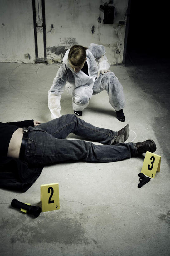 西方人,两个人,躺,蹲,竖图,俯视,室内,白天,竞争,欧洲,欧洲人,对抗,冲突,标志,瓷砖,地砖,数字,文字,字符,墙,地面,破坏,标识,墙壁,墙面,武器,战争,阿拉伯数字,手枪,损坏,犯罪,犯法,攻击,威胁,对立,矛盾,兵器,防御,敌对,挫败,斗争,抗拒,抗衡,杀伤,威慑,法医,危险,男人,男性,年轻男性,年轻女性,女人,女性,白种人,蹲着,躺着,半身,彩图,高角度拍摄