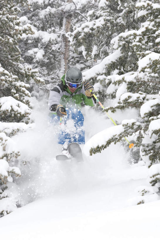 西方人,一个人,竖图,室外,白天,正面,旅游,度假,安全,森林,树林,雪,植物,大雪,松树,帽子,欧洲,欧洲人,仅一个男性,仅一个人,服装,工具,器材,头盔,眼镜,积雪,雪景,冬季,冬天,防护,休闲装,娱乐,运动器械,树,树木,仅一个年轻男性,衣服,绿色,安全帽,享受,休闲,休闲服,器械,健身器械,放松,寒冷,服饰,生长,成长,拐杖,护目镜,保护,滑雪板,滑雪鞋,坚定,保险,健身器材,户外运动,滑雪装备,登山杖,保全,周全,安稳,安定,长寿,严寒,辅助设备,贞洁,安全防护眼镜,登山棍,平安,男人,男性,年轻男性,白种人,登山,爬山,半身,彩图,防护眼镜,运动器材