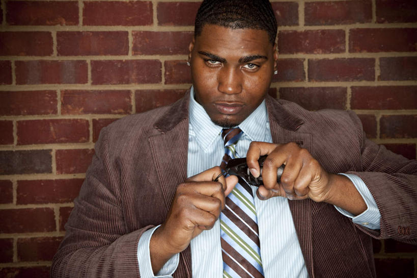 西方人,手,一个人,商务人士,商务男性,坐,举,横图,俯视,室外,白天,衬衫,竞争,欧洲,非洲,黑人,欧洲人,仅一个男性,仅一个人,仅一个中年男性,一双,对抗,握,阴影,套装,冲突,光线,影子,墙,地面,拿,拿着,注视,破坏,墙壁,墙面,一个,阳光,观察,看,托,手部,武器,战争,握着,单个,观看,损坏,察看,攻击,威胁,对立,关注,矛盾,兵器,商务装,防御,工薪阶层,敌对,挫败,斗争,抗拒,抗衡,杀伤,威慑,手榴弹,危险,男人,男性,中年男性,非洲人,白领,上班族,举起,举手,举着,向上举,向上伸,向上托,坐着,半身,彩图,高角度拍摄,衬衣