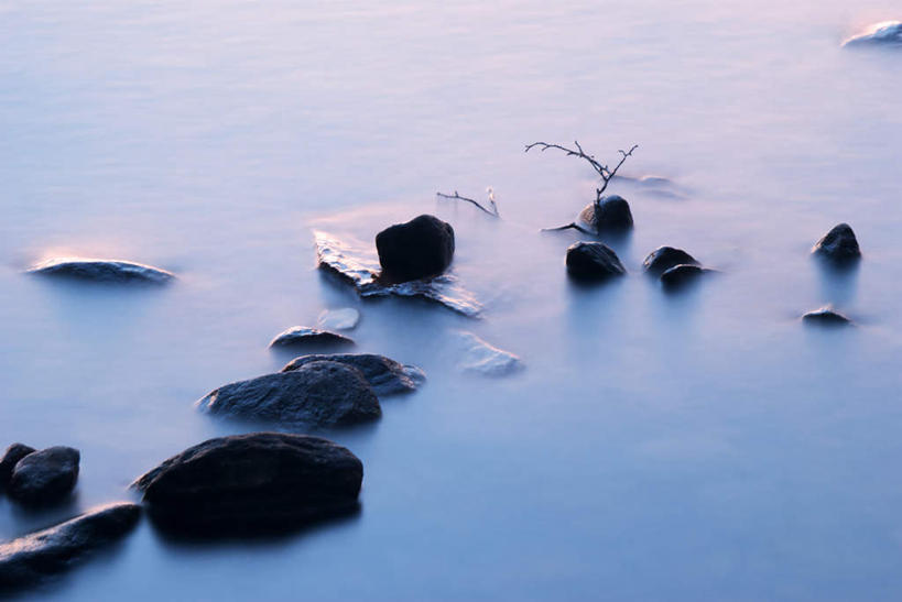 无人,公园,横图,俯视,室外,白天,旅游,度假,海浪,海洋,石头,美景,植物,加拿大,阴影,光线,石子,影子,景观,浪花,枝条,娱乐,树,树木,树枝,阳光,自然,海水,享受,休闲,景色,放松,北美,北美洲,国家公园,自然风光,美洲,海景,北亚美利加洲,亚美利加洲,格罗斯莫讷国家公园,纽芬兰,纽芬兰省,虬枝,枝杈,大海,风浪,海,海水的波动,近岸浪,石块,岩石,涌浪,彩图,高角度拍摄