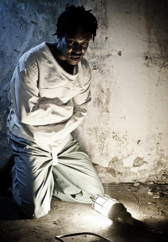 西方人,一个人,跪,双手交叉,竖图,室内,白天,正面,照明,欧洲,非洲,黑人,欧洲人,仅一个男性,仅一个人,仅一个中年男性,阴影,光线,瓷砖,地砖,影子,墙,灯光,地面,注视,破坏,破损,墙壁,墙面,灯,灯具,观察,看,观看,照亮,损坏,察看,双手抱胸,照明设备,关注,油灯,病号服,精神病,神经病,男人,男性,中年男性,非洲人,跪着,彩图,全身