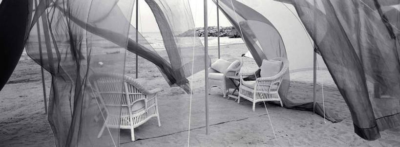 无人,横图,黑白,室内,白天,正面,旅游,度假,沙滩,椅子,沙子,帐篷,木椅,躺椅,海岸,水平线,辽阔,海平线,沙地,娱乐,享受,休闲,广阔,放松,一望无际,露营,野营,宿营,无边无际,一马平川,海滩,水天相接,水天一线