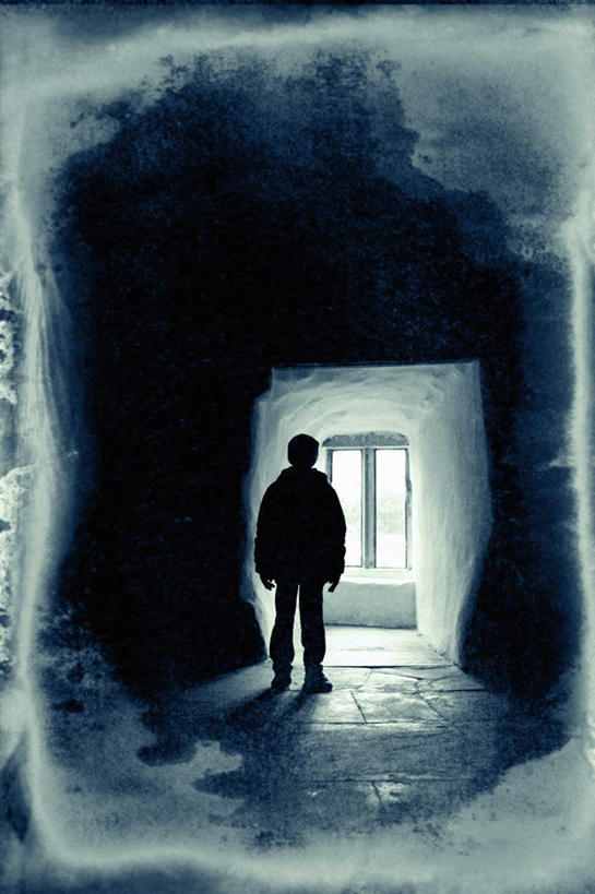 西方人,儿童,一个人,站,竖图,室内,白天,纯洁,窗户,欧洲,欧洲人,仅一个男性,仅一个人,阴影,光线,影子,背光,注视,玻璃窗,小孩,背面,阳光,观察,看,站着,仅一个小孩,可爱,童年,童趣,创意,观看,察看,关注,特效,逆光,童真,创新,烂漫,无邪,天真,男孩,男人,男性,白种人,孩子,站立,彩图,全身,男生