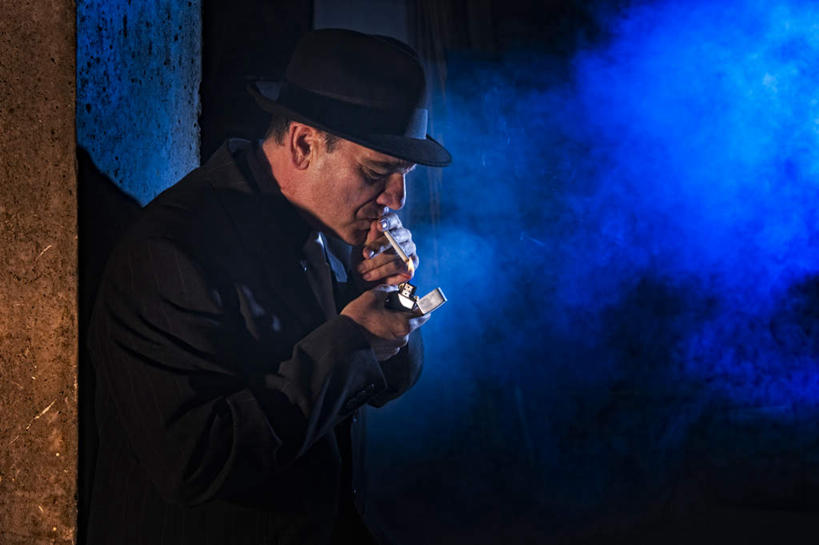 西方人,一个人,站,横图,室外,白天,侧面,香烟,帽子,欧洲,欧洲人,仅一个男性,仅一个人,阴影,光线,影子,灯光,注视,礼帽,仅一个年轻男性,观察,看,站着,打火机,烟,观看,察看,关注,男人,男性,年轻男性,白种人,卷烟,烟草,纸烟,站立,半身,彩图