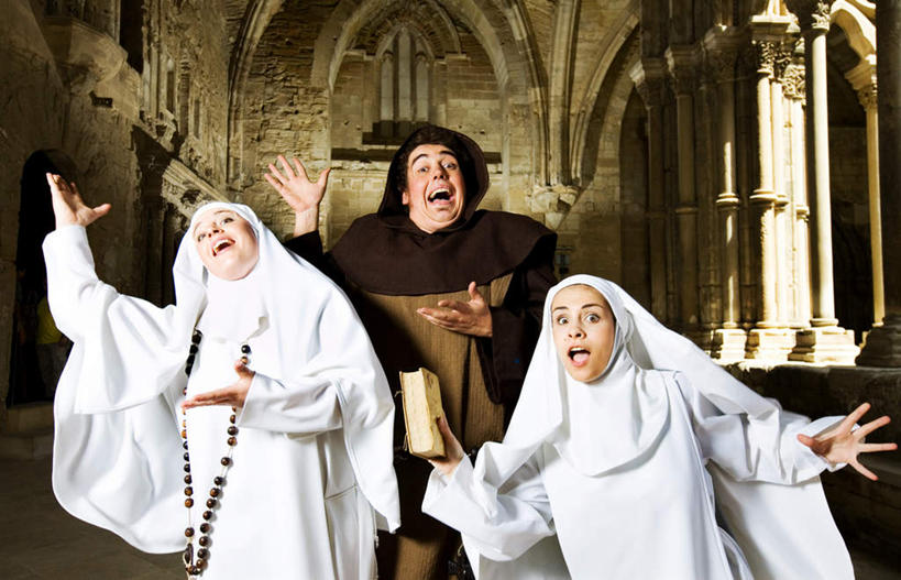 西方人,手,三个人,和尚,教堂,站,横图,室内,白天,正面,欧洲,欧洲人,双手,展开,张开,服装,节日,注视,文化,衣服,白色,观察,看,祈祷,站着,两件,健康,手部,许愿,唱歌,宗教,服饰,信仰,观看,纪念,祈求,察看,衣着,穿着,关注,演唱,歌唱,信念,衣饰,平安,男人,男性,女人,女性,中年男性,中年女性,白种人,僧人,修女,站立,半身,彩图,大教堂,礼拜堂,修女服