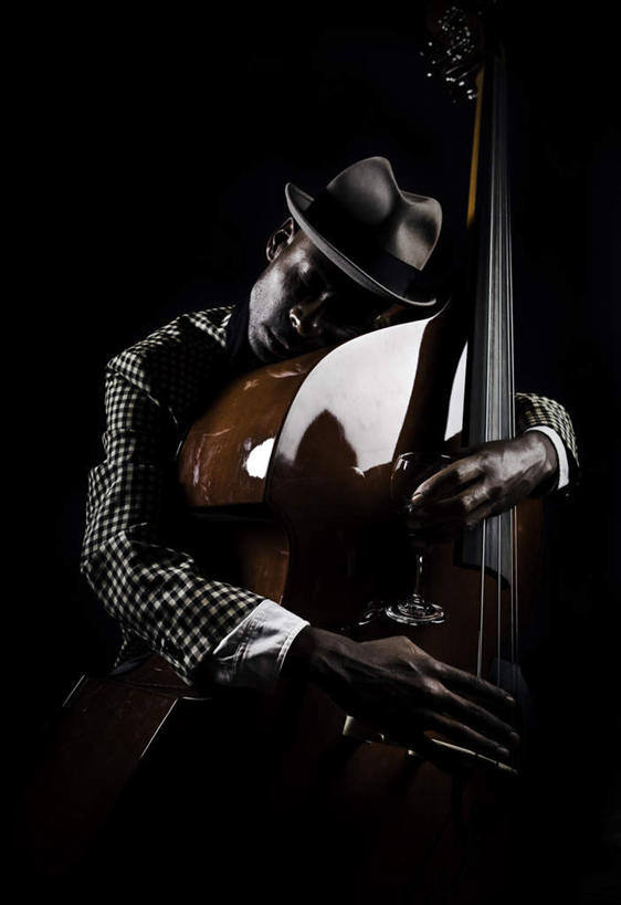 西方人,手,一个人,站,抱,竖图,室内,白天,正面,西装,帽子,欧洲,欧洲人,仅一个男性,仅一个人,握,阴影,套装,正装,反射,影子,大提琴,乐器,弦乐器,拿,演奏,拿着,注视,职业装,礼帽,仅一个年轻男性,看,站着,手部,握着,抱着,搂着,关注,弓拉弦乐器,弓拉弦鸣乐器,低音提琴,男人,男性,年轻男性,白种人,怀抱,搂,搂抱,抬头,相抱,仰头,拥抱,站立,半身,彩图