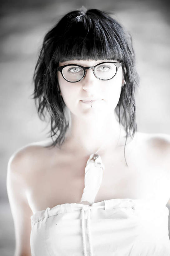 西方人,一个人,站,竖图,室外,白天,正面,欧洲,欧洲人,仅一个年轻女性,仅一个女性,仅一个人,阴影,服装,朦胧,模糊,反射,眼镜,影子,注视,休闲装,衣服,观察,看,站着,休闲,休闲服,服饰,观看,察看,关注,近视眼镜,刘海,年轻女性,女人,女性,白种人,站立,半身,彩图