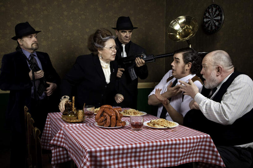 葡萄酒,站,坐,横图,室内,白天,正面,衬衫,西装,陶醉,快乐,餐桌,桌子,帽子,五个人,握,指,套装,正装,惊讶,枪,肉,领带,酒类,许多人,音乐,拿,意大利面条,音乐播放器,拿着,注视,职业装,礼帽,肉类,酒,饮料,观察,看,站着,一群人,享受,握着,餐台,观看,惊奇,察看,指着,家用电器,关注,肉食,留声机,诧异,唱片机,男人,男性,女人,女性,中年男性,中年女性,站立,坐着,半身,彩图,衬衣,播放器,沉醉