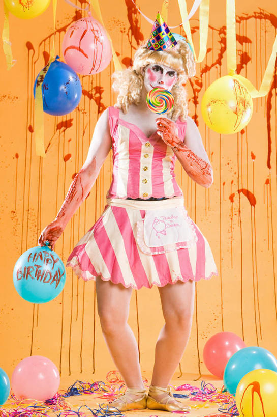 西方人,一个人,小丑,站,竖图,彩色,室内,白天,正面,裙子,欧洲,欧洲人,仅一个年轻女性,仅一个女性,仅一个人,握,连衣裙,装饰,英文,标志,文字,字符,塑料,字母,拿,拿着,注视,标识,气球,塑料制品,观察,看,站着,橡胶,握着,观看,五颜六色,英文字母,吊带裙,华丽,修饰,色彩斑斓,点缀,察看,关注,五彩缤纷,橡胶制品,衬托,美观,雅致,雅观,五彩斑斓,血腥,五光十色,年轻女性,女人,女性,白种人,丑角,站立,彩图,全身