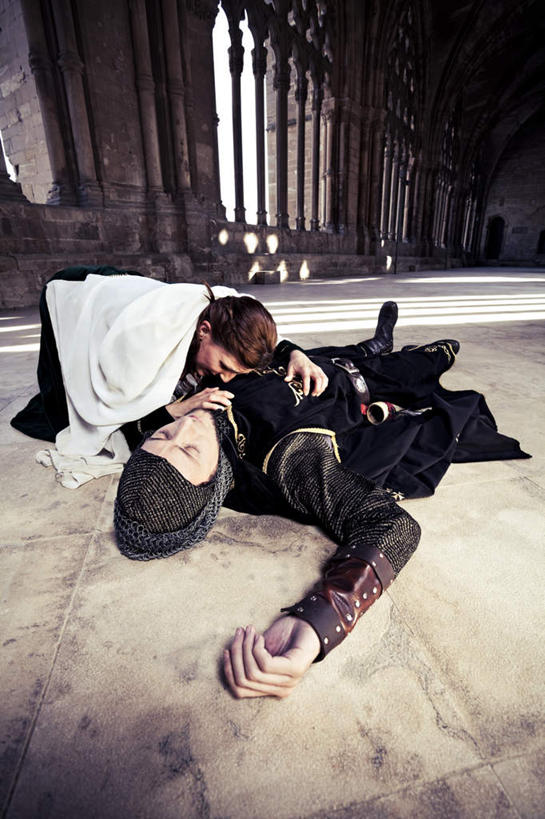 西方人,两个人,教堂,躺,竖图,俯视,室内,白天,爱情,婚礼,快乐,欧洲,欧洲人,阴影,服装,庆祝,光线,瓷砖,地砖,影子,柱子,地面,结婚,浪漫,休闲装,石柱,衣服,阳光,趴着,休闲,温暖,温馨,喜庆,休闲服,恩爱,恋人,宗教,服饰,信仰,纪念,死亡,和睦,信念,殒命,灭亡,抽泣,堕泪,呜咽,饮泣,卧着,男人,男性,年轻男性,年轻女性,女人,女性,白种人,情侣,趴,躺着,卧,彩图,高角度拍摄,全身,高兴,哭泣,啼哭,大教堂,礼拜堂,伴侣,融洽