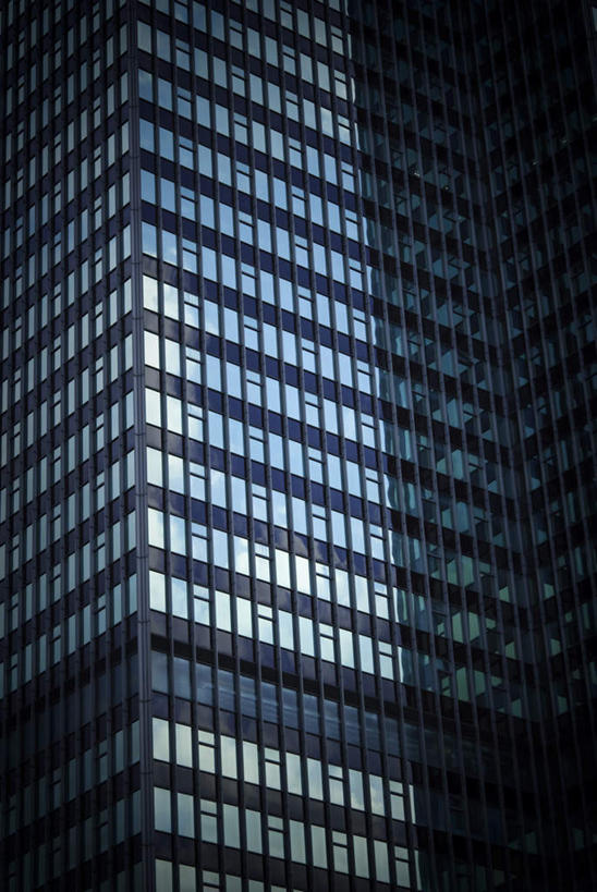 无人,高楼大厦,竖图,室外,夜晚,仰视,度假,重复,美景,城市风光,标志建筑,城市,大厦,地标,建筑,摩天大楼,阴影,光线,影子,景观,灯光,娱乐,建设,享受,休闲,景色,放松,一栋,反复,彩图,低角度拍摄,大楼,高层建筑,高楼,摩天楼