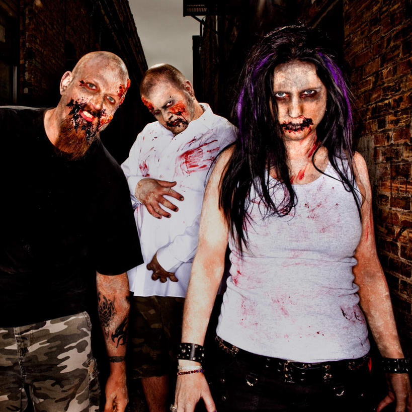 西方人,站,笑,微笑,露齿笑,方图,室内,白天,正面,欧洲,欧洲人,服装,朦胧,模糊,许多人,凌乱,休闲装,衣服,站着,一群人,休闲,休闲服,服饰,混乱,恐怖,血迹,可怕,可骇,纷乱,缭乱,庞杂,恐惧,男人,男性,年轻男性,年轻女性,女人,女性,白种人,站立,半身,彩图