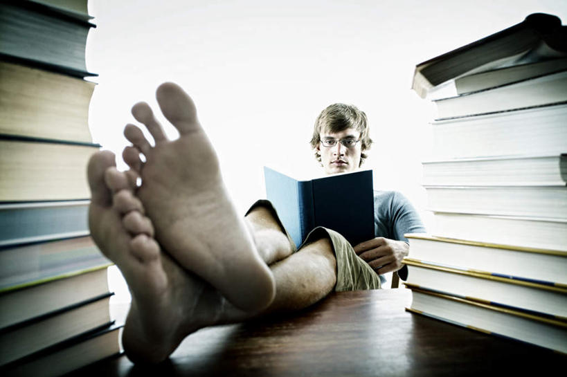 西方人,腿部,脚,脚趾,脚趾甲,腿,一个人,坐,横图,室内,特写,白天,正面,游戏,书籍,欧洲,欧洲人,仅一个男性,仅一个人,一堆,许多,握,堆叠,堆积,很多,拿,玩,拿着,注视,双脚,娱乐,翘腿,仅一个年轻男性,观察,看,休闲,握着,观看,活动,堆,察看,发泄,关注,消遣,智力,宣泄,男人,男性,年轻男性,白种人,脚指甲,书,图书,玩耍,嬉戏,坐着,半身,彩图