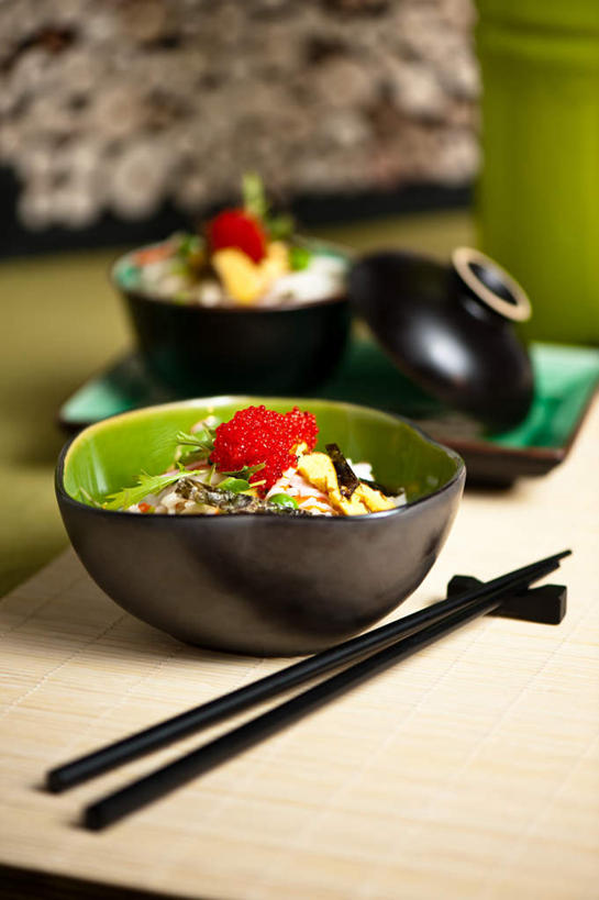 鱼子酱,无人,竖图,俯视,室内,特写,白天,烹饪,筷子,桌面,桌子,静物,餐具,水果,切片,阴影,新鲜,光线,木制,影子,陶瓷,灯光,生食,鱼卵,日本料理,料理,食品,果实,筷架,陶瓷制品,鱼籽,筷枕,两碗,文化,传统,菜肴,美食,食物,木制品,容器,碗,日式料理,酪梨,日式,鳄梨,摄影,佳肴,有机食品,绿色食品,影棚,储藏,礼节,油梨,筷子架,储存,礼仪,樟梨,进餐用具,牛油果,彩图,高角度拍摄,影棚拍摄,拍摄,贮存