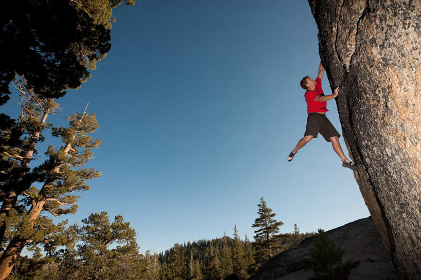 西方人,一个人,运动员,举,攀登,横图,室外,白天,仰视,锻炼,运动,石头,森林,山,山脉,树林,植物,欧洲,欧洲人,仅一个男性,仅一个人,服装,石子,山峰,山峦,休闲装,树,树木,仅一个年轻男性,衣服,绿色,自然,群山,托,休闲,休闲服,服饰,生长,成长,体育,男人,男性,年轻男性,白种人,石块,岩石,体育运动员,运动选手,登攀,登山,举起,举手,举着,爬山,攀,攀高,攀爬,向上举,向上伸,向上托,彩图,低角度拍摄,全身,健身