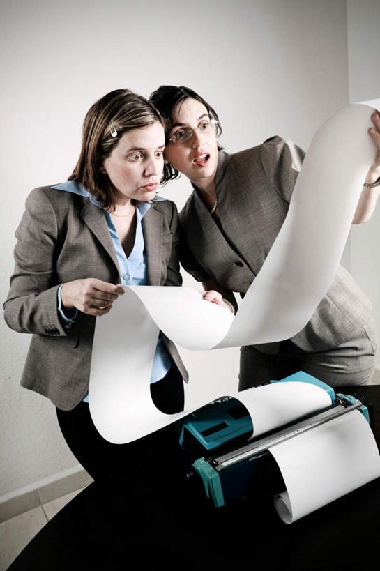 西方人,嘴,手,两个人,站,举,竖图,俯视,室内,白天,工作服,制服,失败,打印机,房间,桌子,欧洲,欧洲人,一副,一排,许多,阴影,沮丧,整齐,光线,眼镜,影子,纸,办公桌,墙,灯光,办公用品,很多,两双,墙壁,墙面,排列,嘟嘴,托,站着,张嘴,难受,手部,撅嘴,无奈,失望,悲伤,一台,办公设备,安慰,伤心,抚慰,慰藉,难过,队列,失落,近视眼镜,张大嘴巴,输出设备,颓废,挫败,受挫,落败,落空,错过,失足,失意,失策,失算,颓丧,衰颓,悲哀,懊丧,颓靡,气馁,丧气,工作制服,劝慰,败北,挫折,失利,年轻女性,女人,女性,白种人,嘴巴,嘴唇,张开嘴,举起,举手,举着,向上举,向上伸,向上托,站立,半身,彩图,高角度拍摄,工作套服,打印