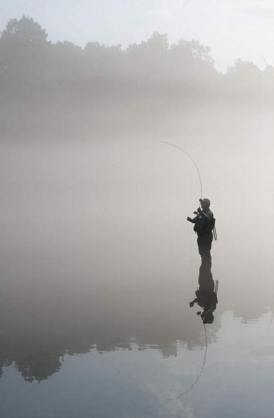 西方人,手,一个人,站,竖图,俯视,室外,白天,湖,湖泊,树林,水,植物,雾,帽子,钓鱼竿,欧洲,欧洲人,仅一个男性,仅一个人,仅一个中年男性,握,阴影,服装,朦胧,模糊,光线,影子,湖面,水流,水面,拿,拿着,注视,休闲装,树,树木,衣服,绿色,阳光,遮阳帽,湖水,观察,看,站着,休闲,手部,休闲服,握着,服饰,生长,成长,观看,渔具,迷雾,察看,关注,男人,男性,中年男性,白种人,钓竿,鱼竿,大雾,站立,彩图,高角度拍摄,全身,钓鱼