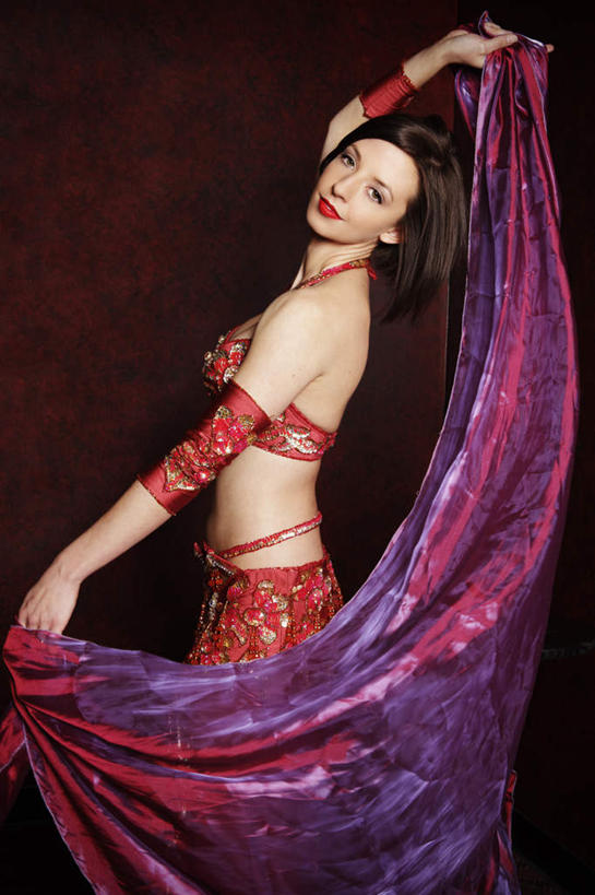 西方人,一个人,站,竖图,室内,白天,侧面,裙子,欧洲,欧洲人,仅一个年轻女性,仅一个女性,仅一个人,握,阴影,黑色背景,连衣裙,服装,光线,丝绸,丝带,影子,灯光,缎带,拿,拿着,扭头,注视,休闲装,绸带,衣服,纱巾,观察,看,站着,转头,休闲,休闲服,握着,摄影,服饰,影棚,观看,察看,关注,年轻女性,女人,女性,白种人,站立,半身,彩图,影棚拍摄,拍摄