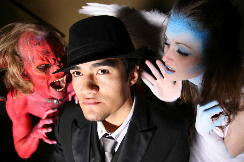 西方人,三个人,站,举,说,横图,室内,白天,正面,讨论,帽子,欧洲,欧洲人,天使,翅膀,礼帽,托,站着,摄影,影棚,勾引,神圣,善良,恶魔,信徒,使者,迷惑,蛊惑,交流,圣洁,男人,男性,年轻男性,年轻女性,女人,女性,白种人,沟通,讲话,交谈,举起,举手,举着,商讨,说话,谈话,向上举,向上伸,向上托,站立,半身,彩图,影棚拍摄,拍摄