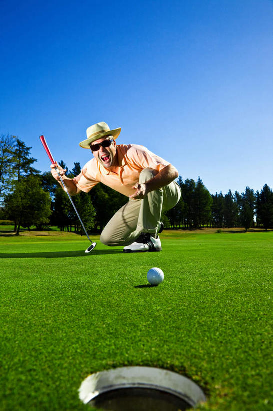 西方人,一个人,蹲,竖图,室外,白天,正面,草地,草坪,树林,植物,帽子,欧洲,欧洲人,仅一个男性,仅一个人,握,指,阴影,服装,反射,高尔夫,高尔夫球,草帽,墨镜,球洞,眼镜,影子,拿,拿着,注视,休闲装,草,树,树木,仅一个年轻男性,衣服,蓝色,绿色,蓝天,天空,自然,太阳镜,太阳眼镜,天,观察,看,张嘴,休闲,休闲服,遮阳镜,握着,服饰,生长,晴朗,成长,观看,察看,指着,高尔夫球杆,关注,张大嘴巴,高尔夫运动,高尔夫球具,万里无云,男人,男性,年轻男性,白种人,晴空,晴空万里,张开嘴,蹲着,彩图,全身