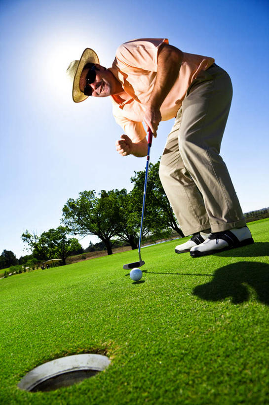 西方人,一个人,站,笑,微笑,竖图,室外,白天,仰视,草地,草坪,树林,植物,帽子,欧洲,欧洲人,仅一个男性,仅一个人,弯腰,握,阴影,服装,反射,高尔夫,高尔夫球,草帽,墨镜,球洞,眼镜,影子,拿,拿着,注视,休闲装,鼓励,草,树,树木,仅一个年轻男性,衣服,蓝色,绿色,蓝天,天空,自然,太阳镜,太阳眼镜,天,观察,加油,看,手势,握拳,站着,休闲,休闲服,遮阳镜,打气,握着,服饰,生长,晴朗,成长,观看,察看,高尔夫球杆,关注,鼓舞,高尔夫运动,高尔夫球具,万里无云,弯身,男人,男性,年轻男性,白种人,晴空,晴空万里,站立,彩图,低角度拍摄,全身