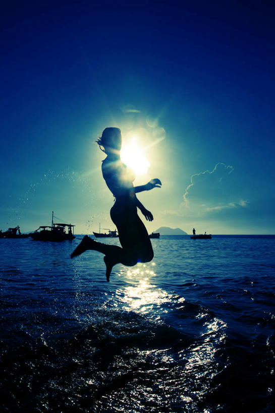 西方人,一个人,跳,举,竖图,室外,白天,正面,海浪,海洋,太阳,轮船,船,欧洲,欧洲人,仅一个年轻女性,仅一个女性,仅一个人,阴影,服装,光线,影子,浪花,深蓝,半空,背光,注视,休闲装,衣服,蓝色,蓝天,天空,阳光,海水,交通工具,天,观察,看,托,休闲服,服饰,观看,察看,关注,载具,逆光,海景,年轻女性,女人,女性,白种人,大海,风浪,海,海水的波动,近岸浪,涌浪,举起,举手,举着,跳跃,向上举,向上伸,向上托,彩图,全身