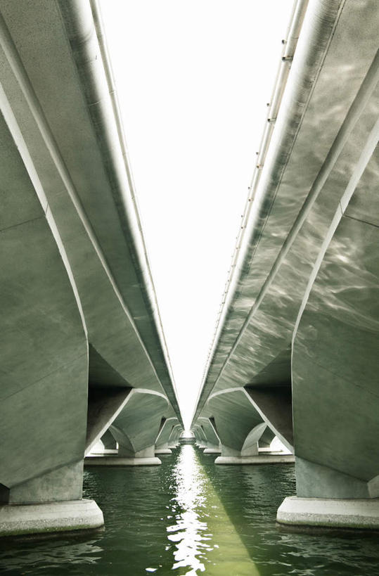 无人,竖图,室外,白天,仰视,旅游,度假,湖,湖泊,水,标志建筑,地标,建筑,新加坡,亚洲,波纹,墙,湖面,水流,水面,涟漪,首都,娱乐,建设,墙壁,墙面,蓝色,白色,倒影,蓝天,水纹,天空,波浪,湖水,天,享受,休闲,旅游胜地,放松,东南亚,倒映,水晕,新加坡共和国,反照,滨海艺术中心,彩图,低角度拍摄