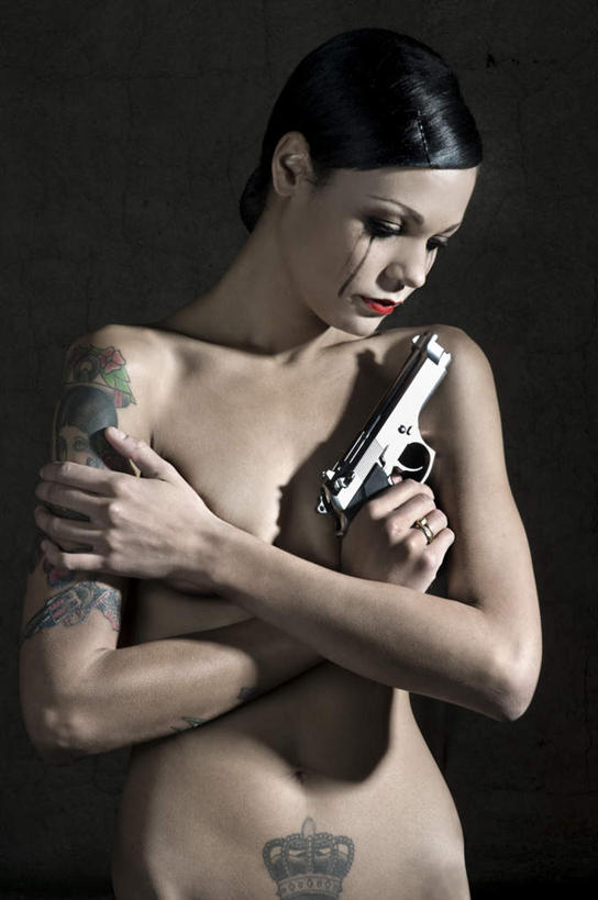 西方人,裸体,一个人,站,举,双手交叉,竖图,室内,白天,正面,时尚,竞争,欧洲,欧洲人,仅一个年轻女性,仅一个女性,仅一个人,对抗,握,阴影,黑色背景,冲突,光线,影子,拿,拿着,注视,破坏,文化,裸露,纹身,低头,观察,看,托,站着,武器,个性,战争,握着,摄影,手枪,信仰,影棚,观看,损坏,察看,双手抱胸,攻击,威胁,对立,关注,矛盾,兵器,刺青,裸,追求,防御,想象,敌对,挫败,斗争,抗拒,抗衡,文身,勇气,崇拜,张扬,杀伤,威慑,赤身,危险,年轻女性,女人,女性,白种人,举起,举手,举着,向上举,向上伸,向上托,站立,半身,彩图,影棚拍摄,拍摄