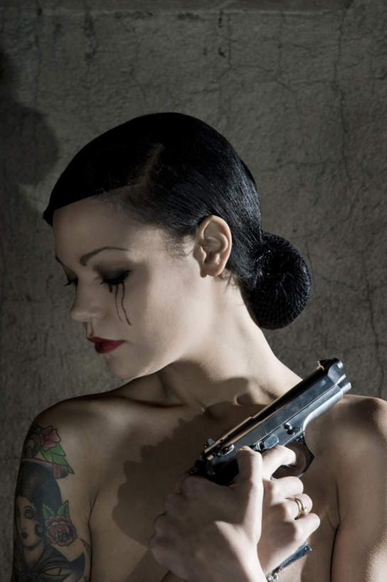 西方人,脸,头,脸颊,手,裸体,一个人,站,举,闭眼,双手交叉,竖图,室内,特写,白天,正面,时尚,竞争,欧洲,欧洲人,仅一个年轻女性,仅一个女性,仅一个人,对抗,握,阴影,黑色背景,冲突,光线,影子,拿,拿着,破坏,文化,裸露,纹身,肩膀,低头,托,站着,手部,武器,个性,战争,握着,眼泪,摄影,手枪,信仰,影棚,损坏,双手抱胸,攻击,威胁,对立,矛盾,兵器,刺青,裸,追求,防御,想象,敌对,挫败,斗争,抗拒,抗衡,文身,勇气,崇拜,张扬,杀伤,威慑,赤身,抽泣,堕泪,呜咽,饮泣,危险,年轻女性,女人,女性,白种人,头部,脸部,脸蛋,面部,闭眼睛,闭着眼,闭着眼睛,举起,举手,举着,向上举,向上伸,向上托,站立,半身,彩图,影棚拍摄,哭泣,啼哭,拍摄