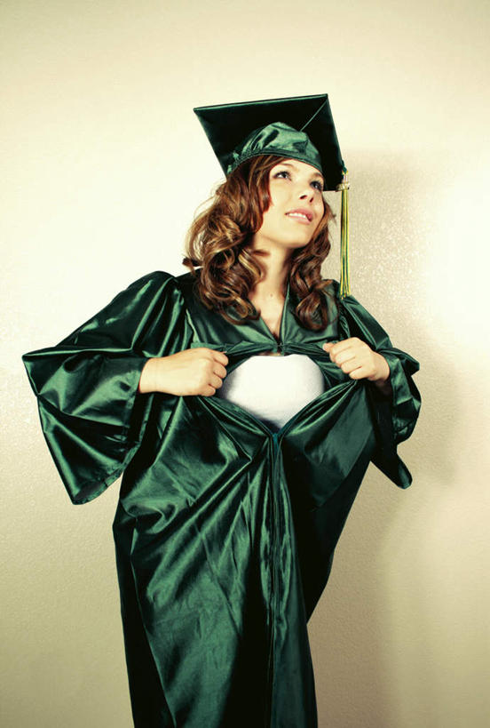 西方人,一个人,学生,站,拉,笑,微笑,露齿笑,竖图,室内,白天,白色背景,正面,欧洲,欧洲人,仅一个年轻女性,仅一个女性,仅一个人,服装,注视,衣服,观察,看,站着,摄影,服饰,流苏,影棚,观看,察看,衣着,学士帽,毕业,穿着,关注,学士服,撕扯,垂布,学士袍,衣饰,年轻女性,女人,女性,白种人,站立,半身,彩图,影棚拍摄,拍摄