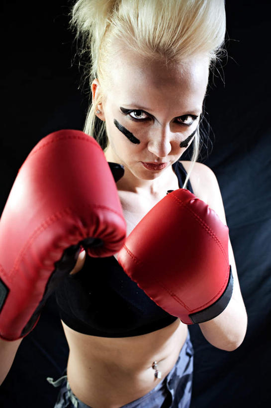 西方人,一个人,拳击手,站,竖图,室内,白天,正面,运动服,化妆,锻炼,安全,比赛,运动,拳击,欧洲,欧洲人,仅一个年轻女性,仅一个女性,仅一个人,黑色背景,服装,防护,拳击手套,运动器械,衣服,手套,站着,健身器械,摄影,服饰,影棚,保护,衣着,穿着,保险,健身器材,保全,周全,安稳,安定,防护手套,衣饰,扮装,平安,体育,年轻女性,女人,女性,白种人,拳击家,拳击运动员,站立,半身,彩图,影棚拍摄,化装,健身,拍摄,运动器材,运动装