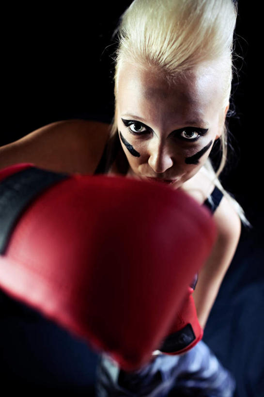 西方人,一个人,拳击手,站,竖图,俯视,室内,白天,运动服,化妆,锻炼,安全,比赛,运动,拳击,欧洲,欧洲人,仅一个年轻女性,仅一个女性,仅一个人,黑色背景,服装,防护,拳击手套,运动器械,衣服,手套,站着,健身器械,摄影,服饰,影棚,保护,衣着,穿着,保险,健身器材,保全,周全,安稳,安定,防护手套,衣饰,扮装,平安,体育,年轻女性,女人,女性,白种人,拳击家,拳击运动员,站立,半身,彩图,高角度拍摄,影棚拍摄,化装,健身,拍摄,运动器材,运动装