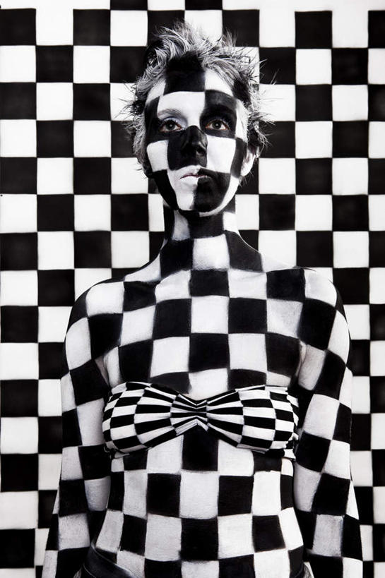 西方人,一个人,无人,站,竖图,插画,室内,白天,正面,抽象,泳装,比基尼,绘画,数码,科技,欧洲,欧洲人,仅一个年轻女性,仅一个女性,仅一个人,阴影,艺术,网络,彩绘,方格,图案,墙,艺术品,高光,几何,计算机图形,古典,合成,图画,注视,文化,墙壁,墙面,画,工艺品,观察,看,品味,站着,概念,观看,美术,电脑合成图,数码合成图,察看,高雅,关注,伪装,漫画,写实,具体,具象,美学,假装,图文,年轻女性,女人,女性,白种人,站立,半身,彩图,三点式,泳衣