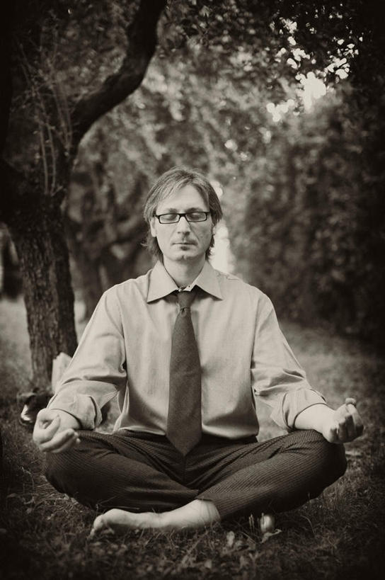 西方人,一个人,商务人士,商务男性,坐,闭眼,盘腿,竖图,室外,白天,正面,衬衫,锻炼,瑜伽,运动,草地,草坪,植物,欧洲,欧洲人,双手,仅一个男性,仅一个人,仅一个中年男性,阴影,套装,反射,眼镜,影子,摊开,草,树,树木,绿色,自然,养生,生长,成长,商务装,近视眼镜,工薪阶层,放开,体育,男人,男性,中年男性,白种人,白领,上班族,闭眼睛,闭着眼,闭着眼睛,盘腿而坐,盘膝,盘着腿的,盘着腿坐,双腿交叉,坐着,彩图,全身,衬衣,健身