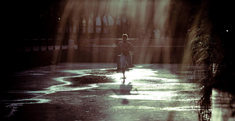 西方人,手,一个人,跑,举,横图,室外,白天,正面,锻炼,运动,树林,水,植物,雾,道路,路,公路,欧洲,欧洲人,仅一个男性,仅一个人,阴影,飞溅,服装,朦胧,模糊,溅,光线,液体,影子,水滴,交通,注视,休闲装,水珠,树,树木,仅一个年轻男性,衣服,绿色,阳光,自然,观察,看,托,休闲,手部,休闲服,服饰,生长,成长,观看,迷雾,察看,关注,喷洒,水坑,体育,男人,男性,年轻男性,白种人,大雾,马路,举起,举手,举着,跑步,向上举,向上伸,向上托,彩图,全身,健身