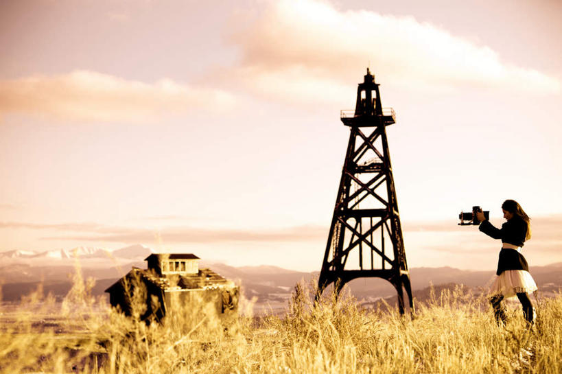 西方人,一个人,家,站,横图,室外,白天,侧面,旅游,度假,美景,山,山脉,植物,相机,欧洲,欧洲人,仅一个年轻女性,仅一个女性,仅一个人,握,阴影,服装,枯萎,光线,影子,房屋,屋子,景观,山峰,云,云朵,枯草,山峦,拿,云彩,拿着,注视,休闲装,娱乐,楼房,住宅,草,衣服,黄色,蓝色,白云,蓝天,天空,阳光,自然,群山,天,观察,看,站着,享受,休闲,休闲服,景色,放松,握着,服饰,晴朗,观看,察看,关注,自然风光,矿井,年轻女性,女人,女性,白种人,照相机,晴空,站立,彩图,全身,房子