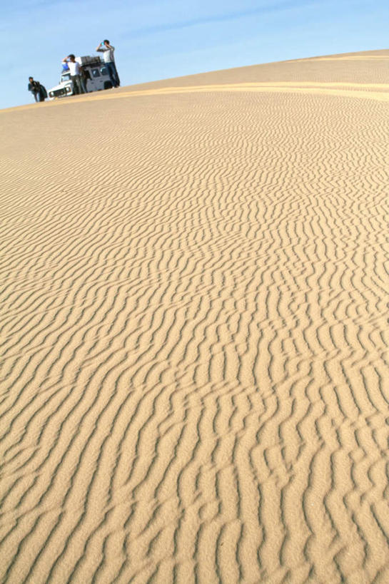 西方人,三个人,站,竖图,室外,白天,仰视,沙漠,越野车,汽车,欧洲,欧洲人,朦胧,模糊,地平线,云,云朵,辽阔,地面,云彩,注视,车,蓝色,白云,蓝天,天空,交通工具,天,观察,看,站着,广阔,晴朗,观看,一望无际,察看,关注,载具,延伸,吉普车,天地相交,无边无际,一马平川,男人,男性,年轻男性,白种人,大漠,砂漠,晴空,站立,半身,彩图,低角度拍摄