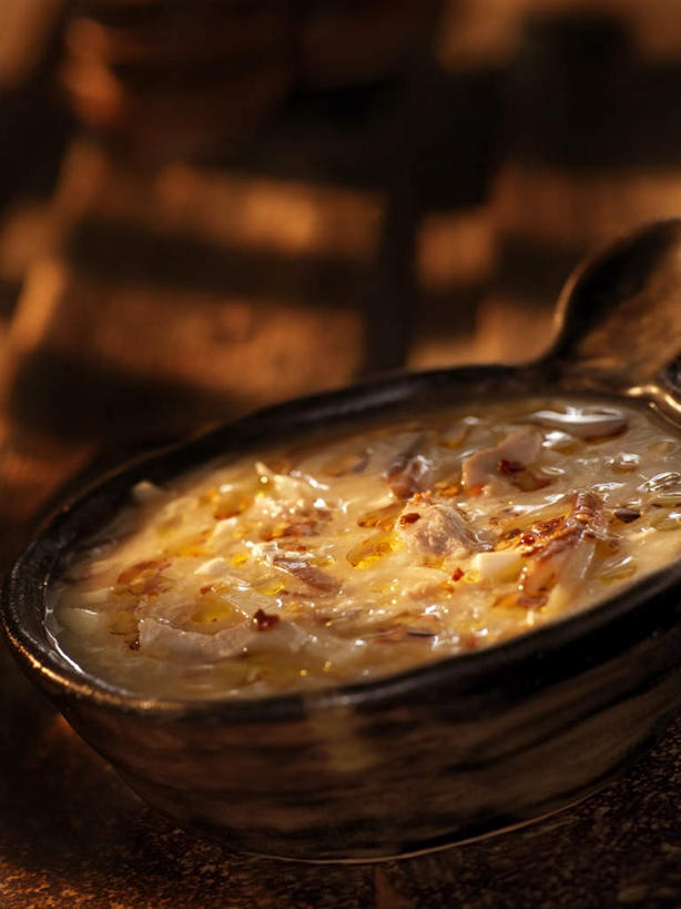 无人,竖图,俯视,室内,特写,白天,烹饪,中餐,辣椒,蔬菜,洋葱,厨具,阴影,朦胧,模糊,新鲜,光线,锅子,影子,汤,料理,食品,锅,酸辣汤,菜肴,美食,食物,阳光,中式,佳肴,有机食品,绿色食品,锅具,烹饪用具,辣角,红海椒,大椒,辣虎,广椒,烹调用具,圆葱,洋葱头,球葱,辣子,红辣椒,海椒,番椒,烹调,彩图,高角度拍摄