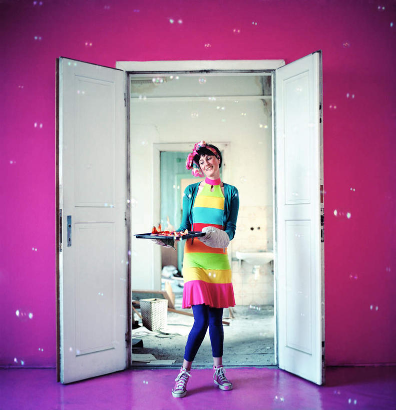 西方人,一个人,餐厅,站,竖图,室内,白天,正面,神秘,热情,门,餐具,火,欧洲,欧洲人,仅一个年轻女性,仅一个女性,仅一个人,握,服装,碟子,火焰,盘,燃烧,拿,拿着,休闲装,衣服,紫色,泡泡,盘子,碟,门框,休闲,休闲服,握着,服饰,头花,优美,庄重,高贵,消极,冷色,孤寂,年轻女性,女人,女性,白种人,彩图,全身,餐馆,饭店,饭馆,奢华