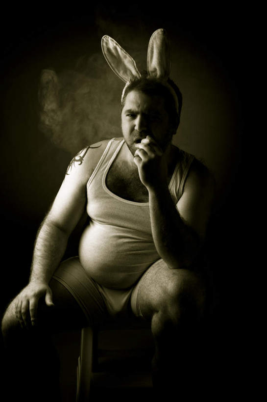 西方人,手,一个人,坐,吃,竖图,室内,特写,白天,正面,萝卜,胡萝卜,蔬菜,欧洲,欧洲人,仅一个男性,仅一个人,仅一个中年男性,握,服装,新鲜,装饰,食品,拿,拿着,注视,休闲装,食物,衣服,观察,看,休闲,手部,休闲服,握着,服饰,有机食品,绿色食品,观看,华丽,修饰,点缀,察看,关注,啤酒肚,衬托,美观,雅致,雅观,男人,男性,中年男性,白种人,红萝卜,甘荀,嚼,食,坐着,彩图,全身