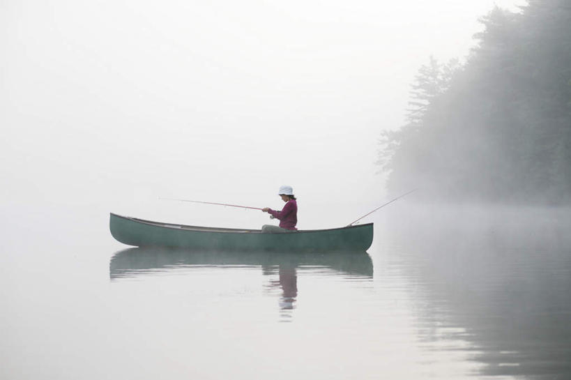 西方人,手,一个人,坐,横图,室外,白天,侧面,湖,湖泊,山,山脉,水,植物,雾,船,帽子,钓鱼竿,欧洲,欧洲人,仅一个年轻女性,仅一个女性,仅一个人,握,阴影,服装,朦胧,模糊,光线,影子,湖面,山峰,水流,水面,木船,山峦,拿,拿着,注视,休闲装,树,树木,衣服,绿色,阳光,自然,遮阳帽,交通工具,湖水,群山,观察,看,休闲,手部,休闲服,握着,服饰,生长,成长,观看,渔具,迷雾,察看,舟,关注,载具,年轻女性,女人,女性,白种人,钓竿,鱼竿,大雾,坐着,彩图,全身,钓鱼