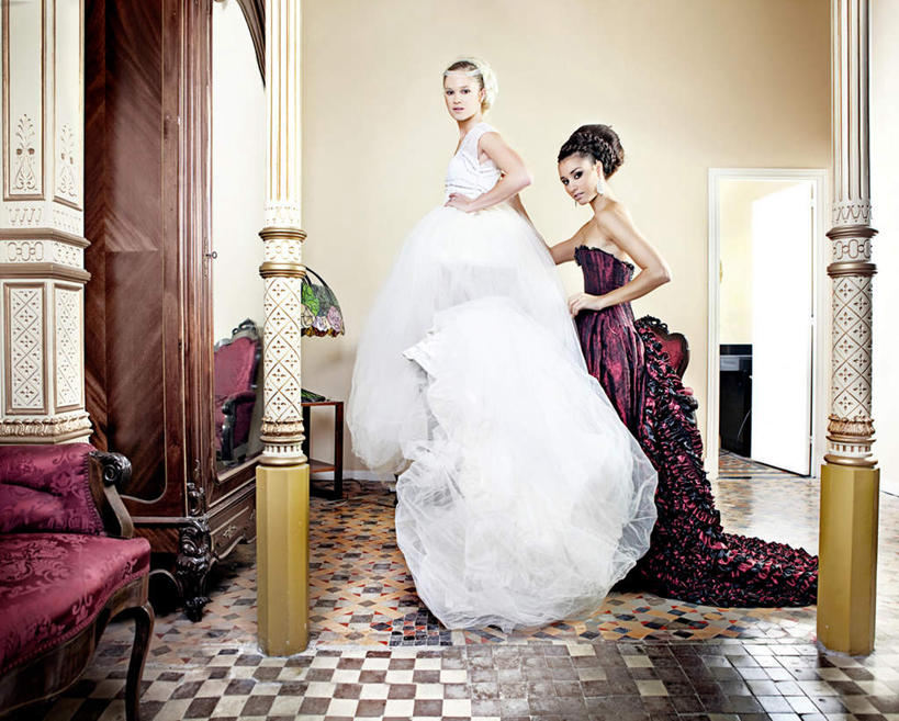 西方人,两个人,新娘,站,横图,室内,白天,侧面,婚纱,晚礼服,婚礼,快乐,镜子,欧洲,欧洲人,庆祝,结婚,注视,手叉腰,红色,白色,叉腰,观察,看,站着,两件,喜庆,搭,观看,纪念,伴娘,镜像,察看,镜面,搭着,关注,尤物,年轻女性,女人,女性,白种人,站立,彩图,全身,婚礼服,礼服,晚宴服,舞会服,洋服,洋装,夜礼服,高兴,佳丽,丽人,美人