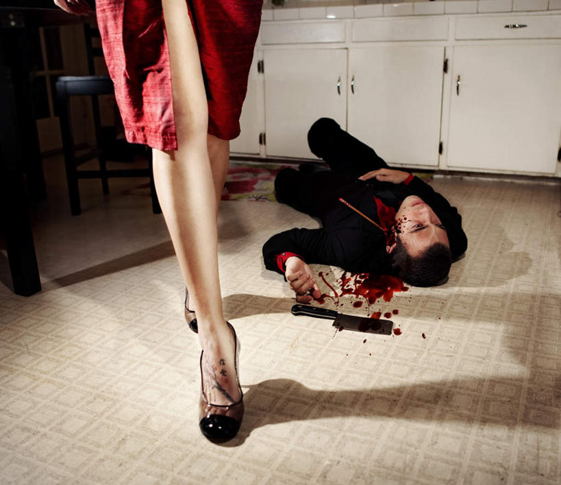 西方人,两个人,走,躺,横图,室内,白天,正面,厨房,筷子,餐具,欧洲,欧洲人,阴影,光线,影子,注视,文化,传统,阳光,观察,看,观看,礼节,察看,关注,礼仪,谋杀,杀手,流血,卧着,年轻女性,女人,女性,白种人,进餐用具,步行,躺着,卧,走路,半身,彩图,灶间