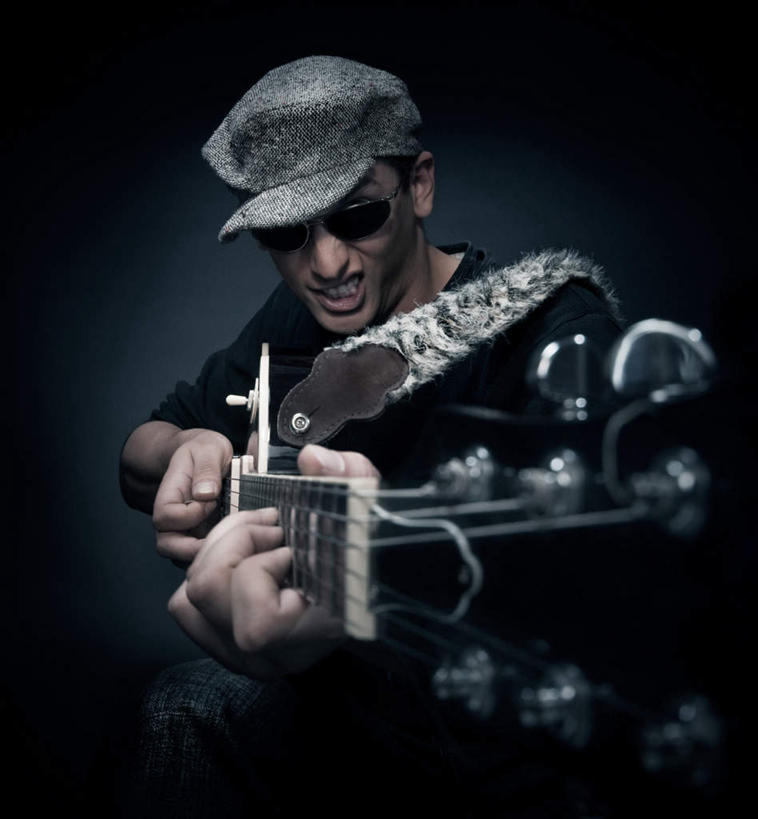 西方人,一个人,竖图,室内,白天,正面,帽子,欧洲,欧洲人,仅一个男性,仅一个人,握,黑色背景,服装,朦胧,模糊,墨镜,眼镜,墙,吉他,乐器,弦乐器,弹奏,拿,拿着,休闲装,运动帽,墙壁,墙面,仅一个年轻男性,一个,衣服,黑色,太阳镜,太阳眼镜,张嘴,休闲,休闲服,鸭舌帽,遮阳镜,握着,摄影,服饰,影棚,单个,弹拨弦鸣乐器,张大嘴巴,呲牙咧嘴,男人,男性,年轻男性,白种人,张开嘴,半身,彩图,影棚拍摄,拍摄,弹拨弦乐器