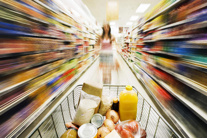 蜂蜜,奶酪,果汁,西方人,一个人,商店,走,横图,室内,白天,正面,购物,早餐,消费,超市,柑橘,水果,购物车,欧洲,欧洲人,仅一个年轻女性,仅一个女性,仅一个人,一堆,阴影,堆叠,堆积,服装,朦胧,模糊,新鲜,光线,粉末,影子,灯光,谷物,面粉,生食,干酪,起司,食品,果实,饮品,芝士,营养,粮食,注视,休闲装,美食,饮食,货架,架子,车,食物,饮料,衣服,手推车,果酱,观察,看,休闲,休闲服,橙色,粉,乳酪,花生酱,保健,金融,百货,服饰,有机食品,绿色食品,观看,堆,农产品,麦片,察看,便利,乳制品,存放,关注,可口,载具,燕麦片,陈列架,发酵,花蜜,选购,贸易,百货公司,原材料,止痛,快捷,血拼,粉状,方便,解毒,超市货架,果子酱,适口,寄存,寄放,暂存,冬酿,石蜜,年轻女性,女人,女性,白种人,超级市场,大卖场,橘子,桔子,橙子,橙,步行,散步,走路,彩图,全身,购物商场,购物中心,商业中心