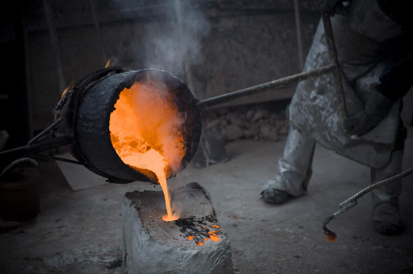 西方人,一个人,站,横图,俯视,室内,白天,工作服,制服,热情,石头,火,金属制品,欧洲,欧洲人,仅一个男性,仅一个人,倒,握,阴影,朦胧,模糊,光线,金属,火焰,石子,影子,燃烧,拿,拿着,仅一个年轻男性,容器,站着,握着,储藏,储存,熔炉,工作制服,男人,男性,年轻男性,白种人,石块,岩石,站立,半身,彩图,高角度拍摄,工作套服,贮存