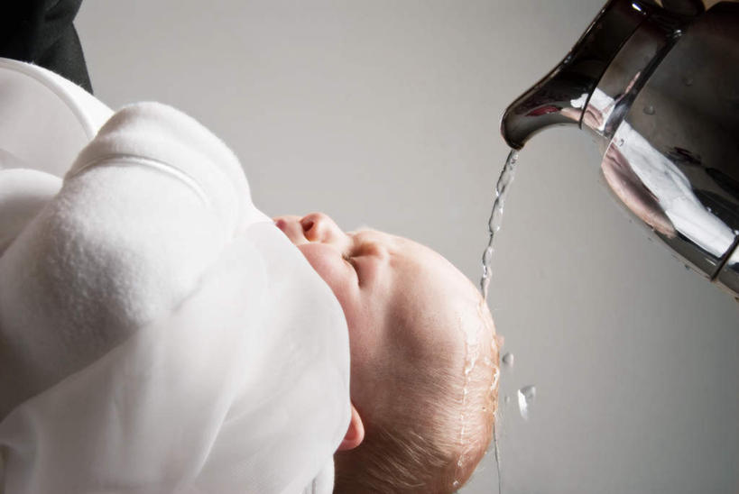 西方人,婴儿,儿童,一个人,闭眼,方图,室内,白天,侧面,纯洁,水,金属制品,欧洲,欧洲人,仅一个人,倒,飞溅,灰色背景,节日,溅,金属,壶,液体,墙,水滴,文化,墙壁,墙面,水壶,水珠,一个,小孩,灰色,茶壶,祈祷,健康,可爱,许愿,摄影,宗教,信仰,活泼,影棚,单个,纪念,祈求,喷洒,宝宝,纯真,烂漫,无邪,洗礼,伶俐,平安,天真,白种人,孩子,闭眼睛,闭着眼,闭着眼睛,半身,彩图,影棚拍摄,拍摄,浸礼