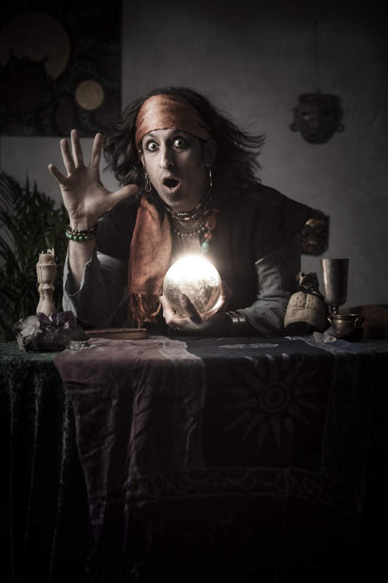 西方人,一个人,坐,举,竖图,室内,夜晚,正面,神秘,桌子,欧洲,欧洲人,仅一个男性,仅一个人,仅一个中年男性,服装,惊讶,朦胧,模糊,透明,布料,办公桌,墙,水晶,布纹,注视,休闲装,墙壁,墙面,球,桌布,衣服,餐巾,台布,观察,看,托,张嘴,休闲,球体,休闲服,水晶球,服饰,观看,惊奇,察看,关注,秘密,张大嘴巴,奥秘,男人,男性,中年男性,白种人,张开嘴,举起,举手,举着,向上举,向上伸,向上托,坐着,半身,彩图